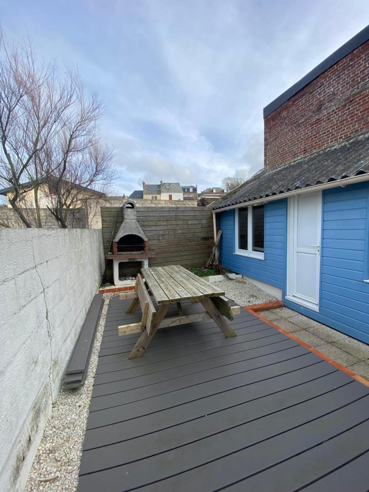 Am 57 - The Blue House Villa Ault Exterior photo
